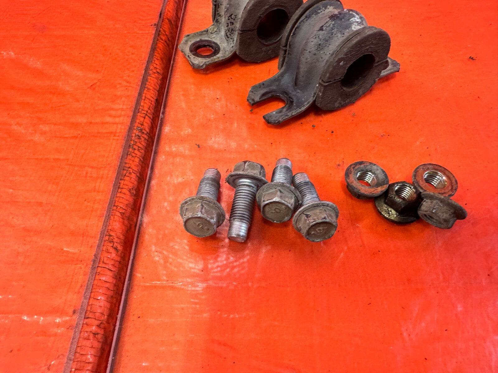 03 07 INFINITI G35 COUPE   REAR SWAY STABILIZER BRACKETS W/ BOLTS & BUSHINGS 2982