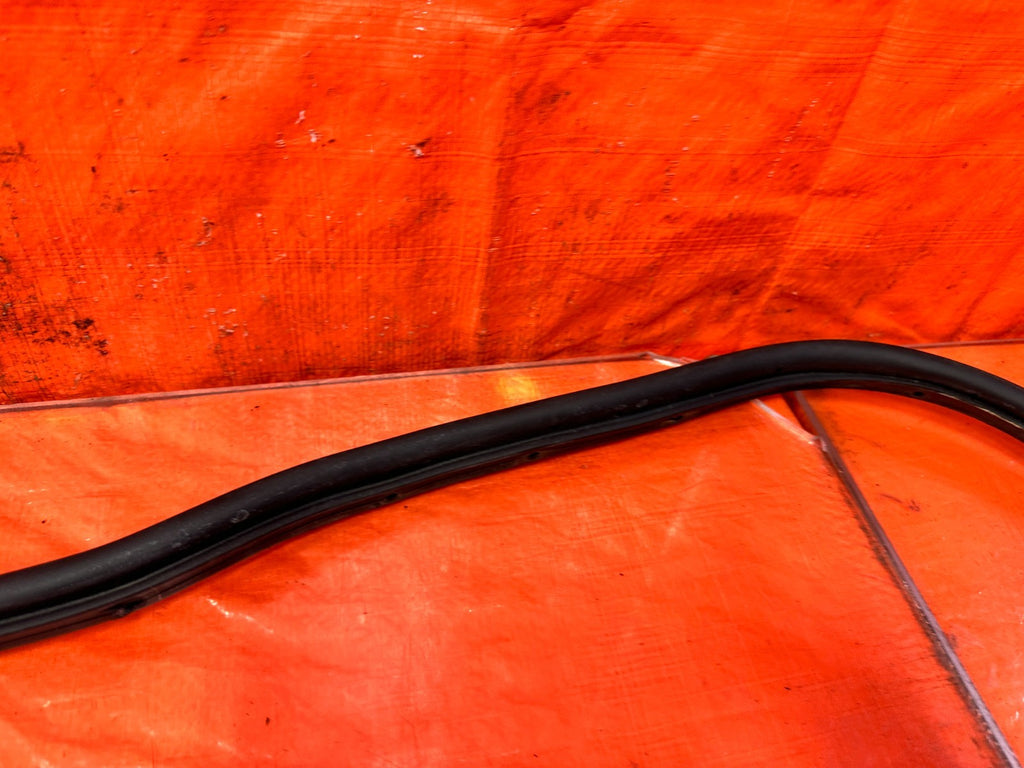 03 05 LANCER EVOLUTION EVO VIII IX 8 9   LEFT REAR DOOR WEATHER STRIP OEM EV95
