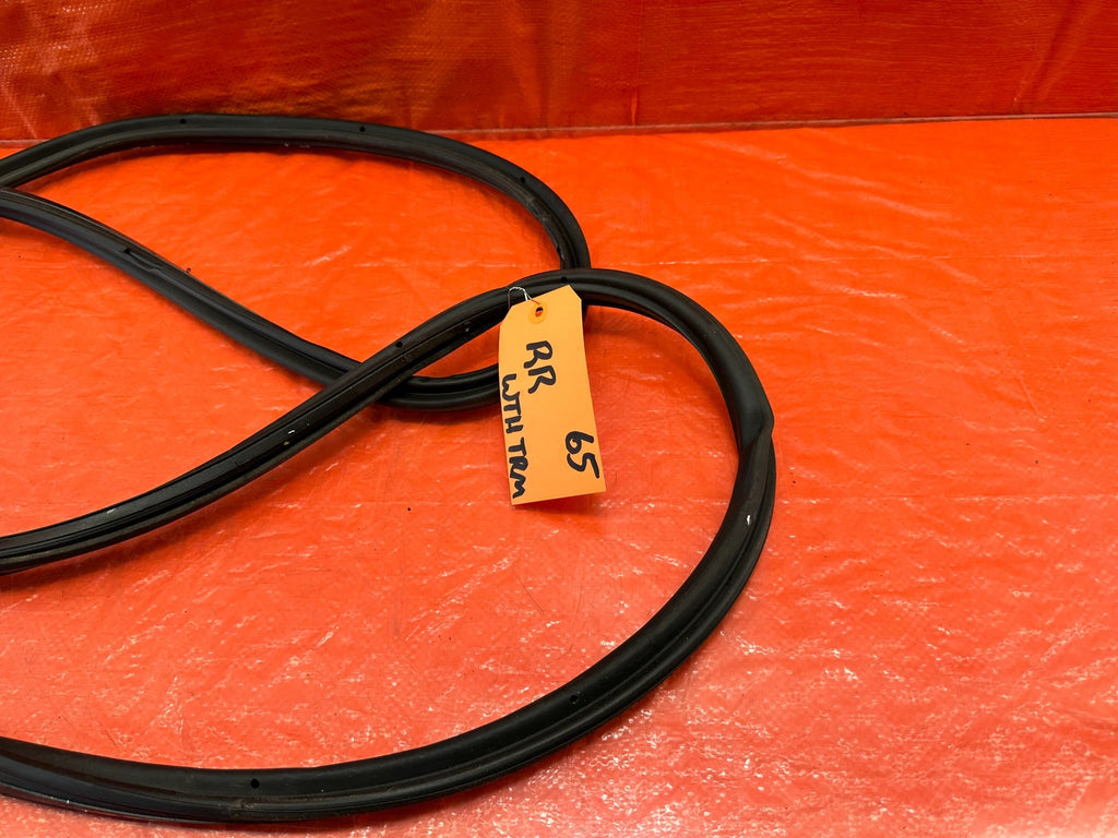 10 16 PORSCHE PANAMERA PASSENGER RIGHT REAR DOOR WEATHER STRIP RUBBER   OEM #654