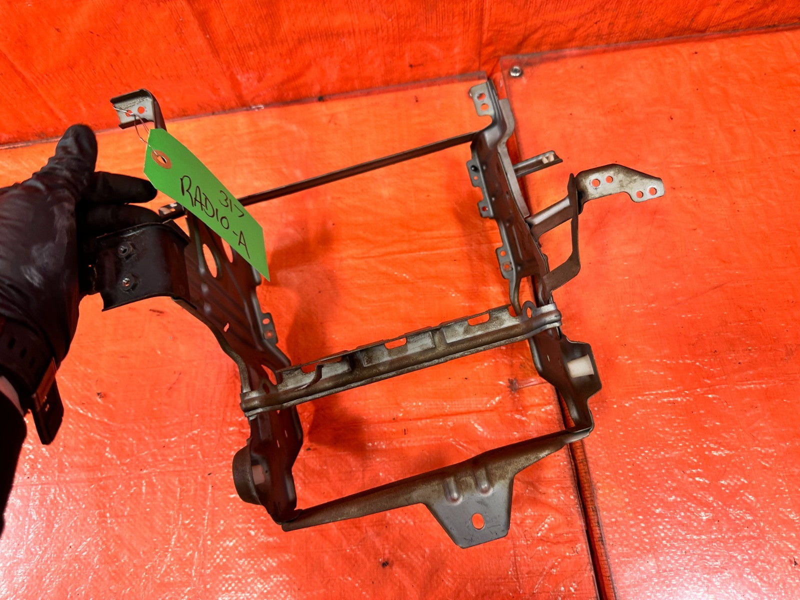 90 91 HONDA CIVIC HATCHBACK   DASHBOARD CENTER RADIO MOUNTING BRACKET OEM 3175