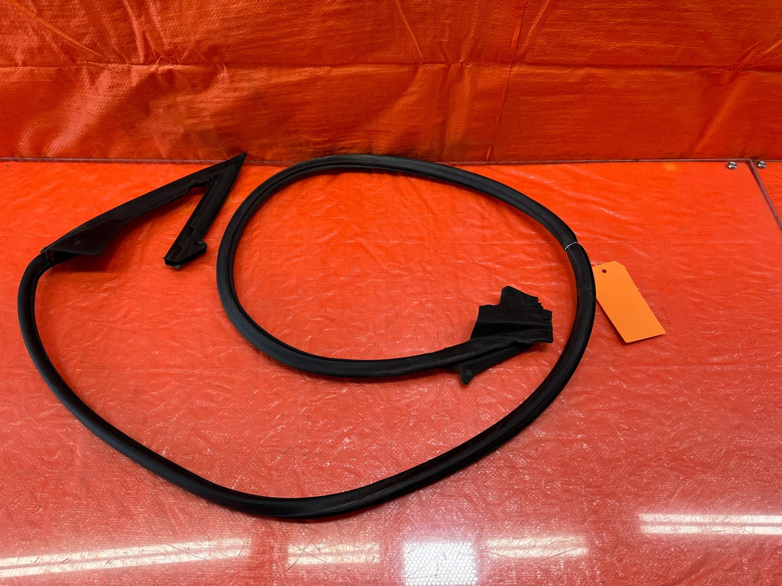 10 16 HYUNDAI GENESIS COUPE RIGHT LOWER DOOR WEATHER STRIP RUBBER SEAL 21913