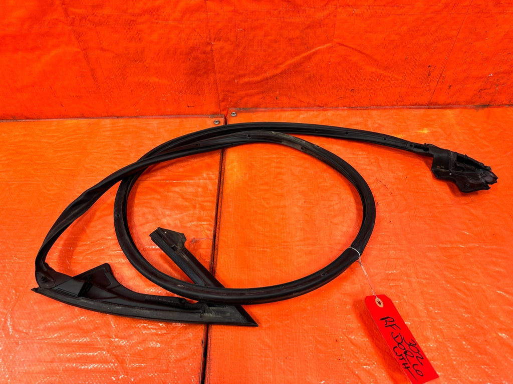 10 16 HYUNDAI GENESIS COUPE RIGHT LOWER DOOR WEATHER STRIP RUBBER SEAL 3026