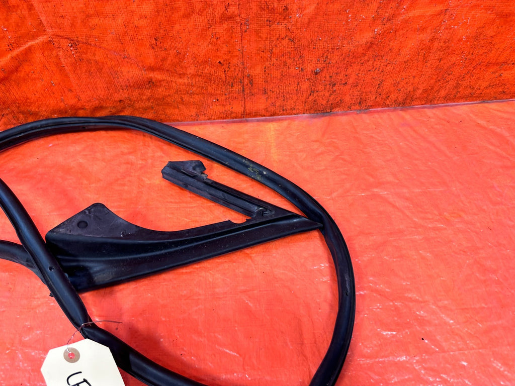 10 16 HYUNDAI GENESIS COUPE LEFT LOWER DOOR WEATHER STRIP RUBBER SEAL 3263