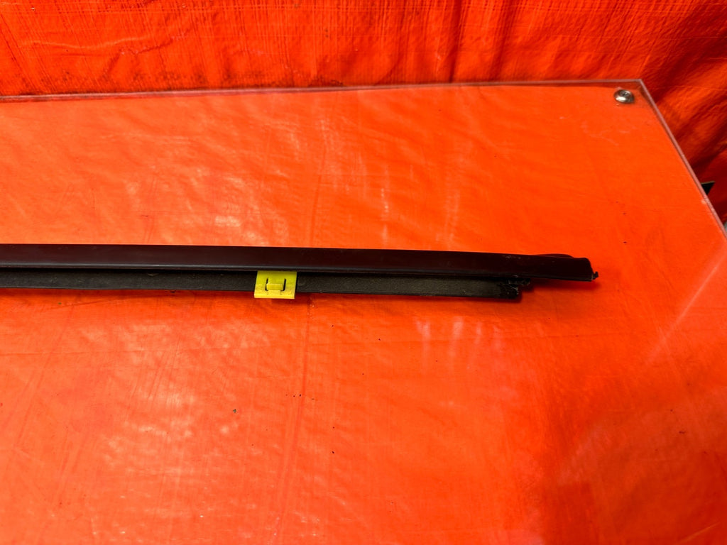 10 16 HYUNDAI GENESIS COUPE   DRIVER LEFT EXTERIOR WINDOW GLASS TRIM   OEM 2995