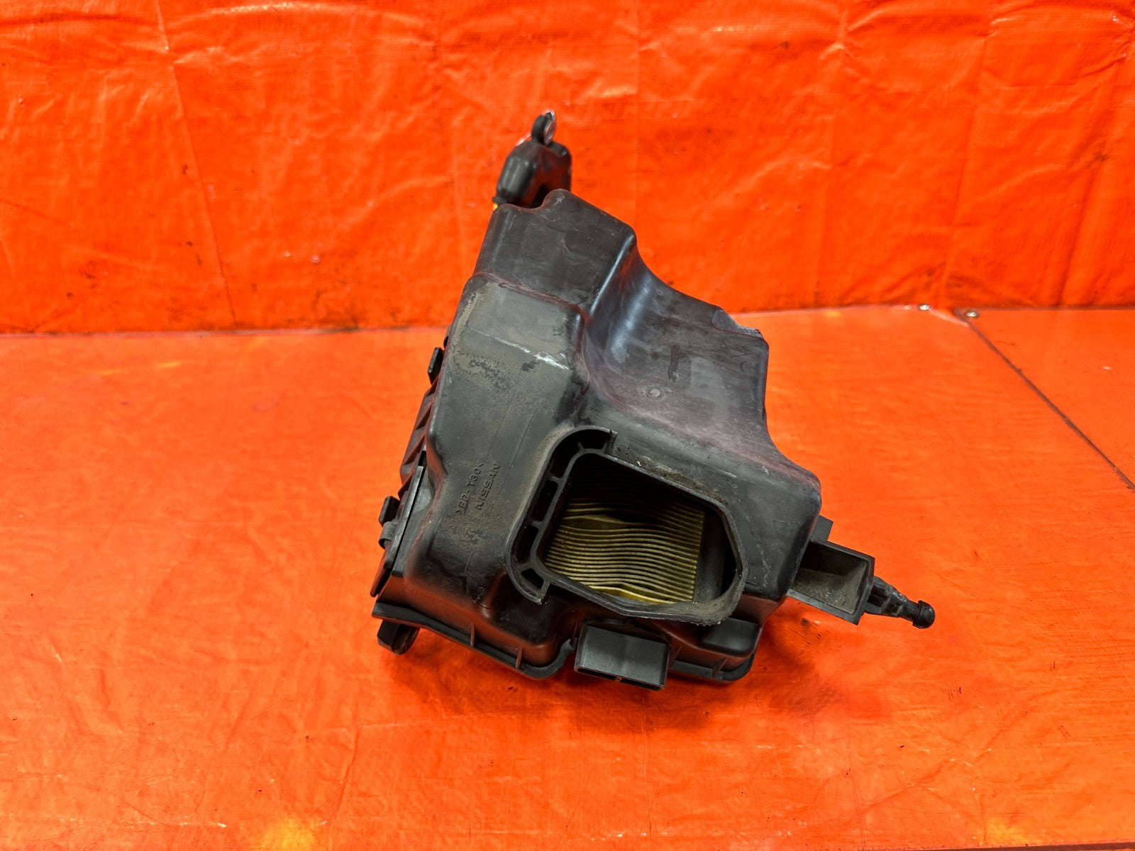 08 15 INFINITI G37 COUPE & CONVERTIBLE   RIGHT AIR FILTER HOUSING INTAKE BOX ARM2