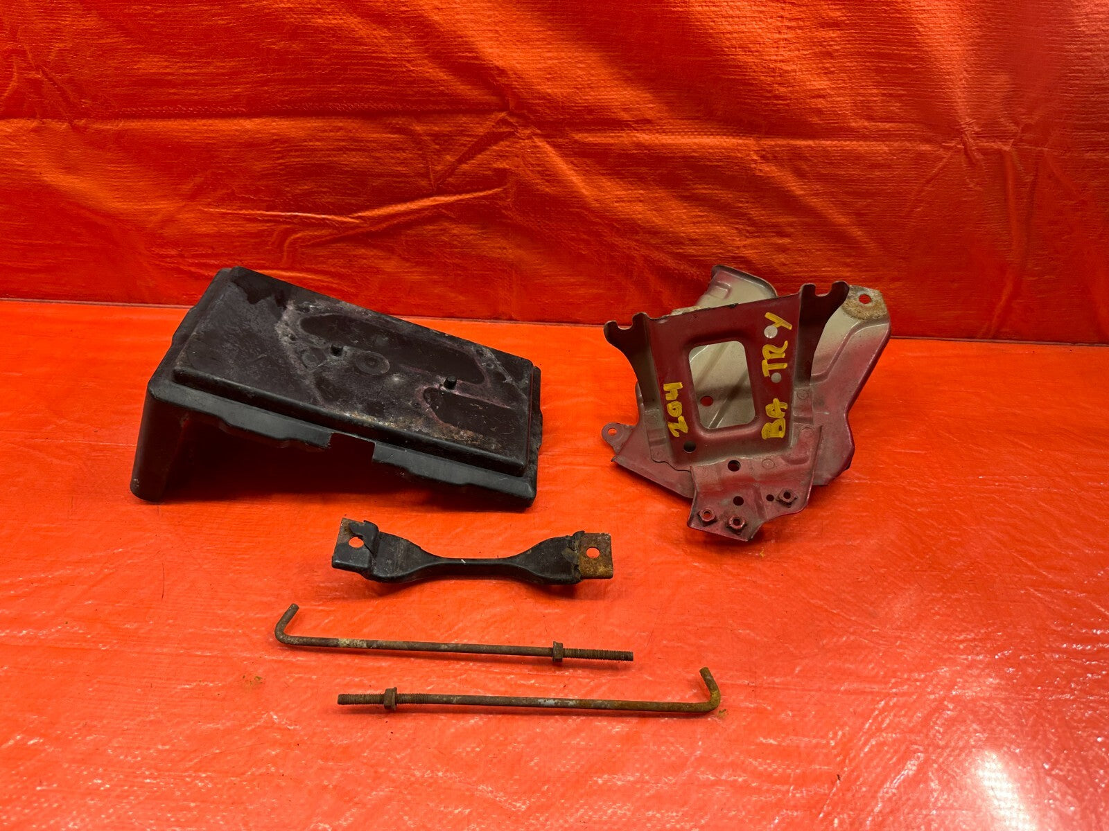 06 11 HONDA CIVIC   BATTERY TRAY AND PLASTIC COMBO   OEM OE #20413