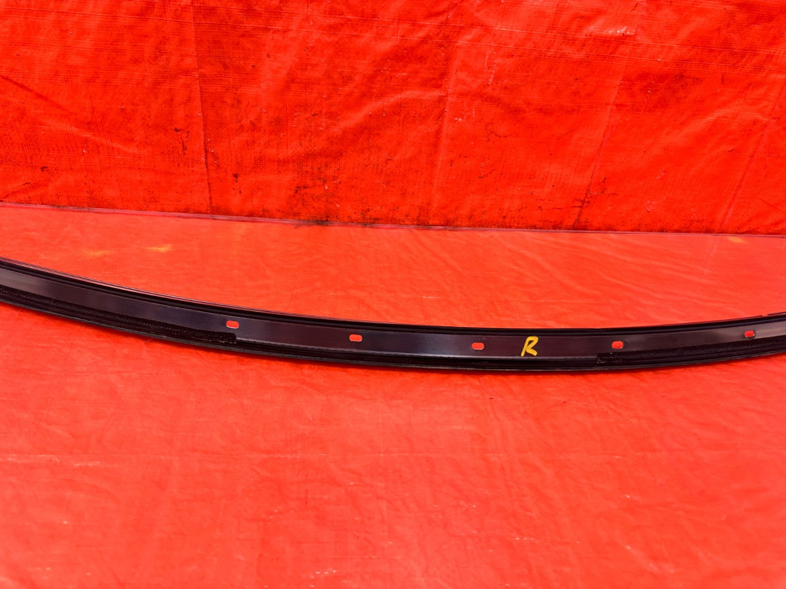 10 16 HYUNDAI GENESIS COUPE 3.8L   RIGHT DOOR GASKET RETAINER UPPER TRIM OEM 2998