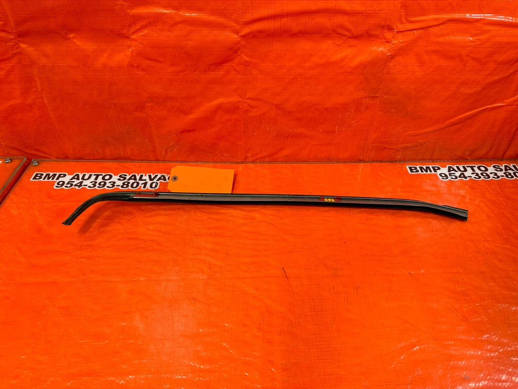 93 97 HONDA DEL SOL   PASSENGER RIGHT WINDSHIELD TRIM   OEM FACTORY #2566