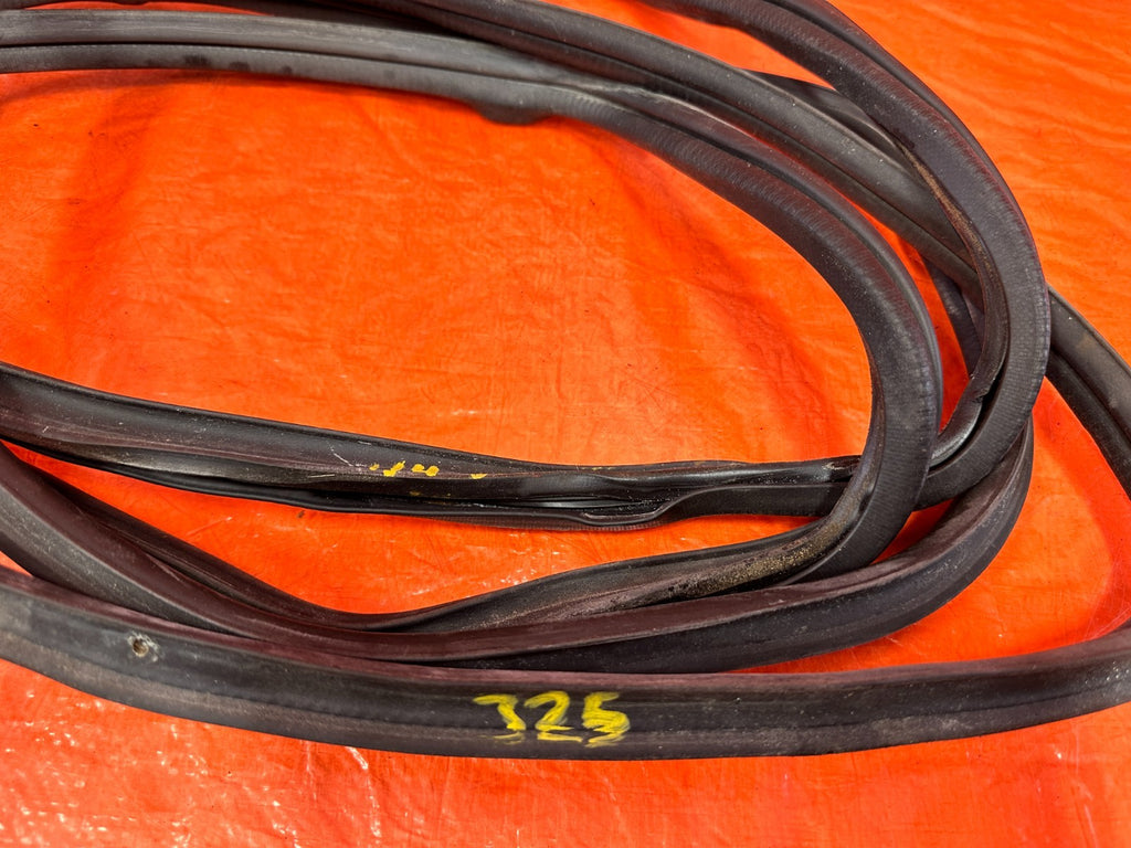 90 91 HONDA CIVIC HATCHBACK   LEFT & RIGHT  QUARTER GLASS WEATHER STRIP OEM 3254