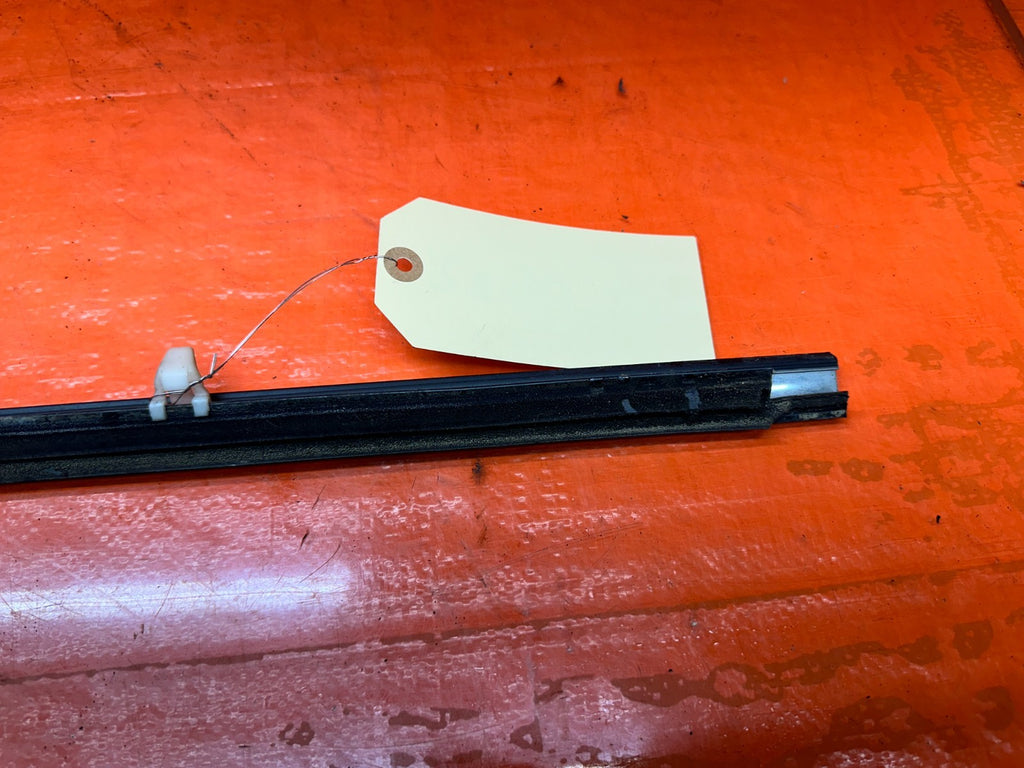 94 01 ACURA INTEGRA 2D RIGHT PASSENGER DOOR WINDOW GLASS TRIM OEM #3319
