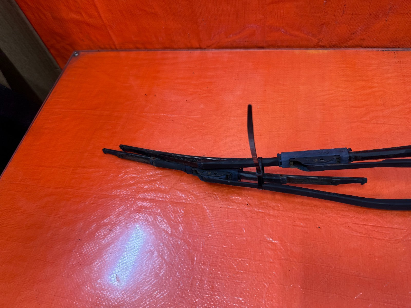 09 15 INFINITI G37 CONVERTIBLE   LEFT & RIGHT WINDSHIELD WIPER ARMS   OEM #3286