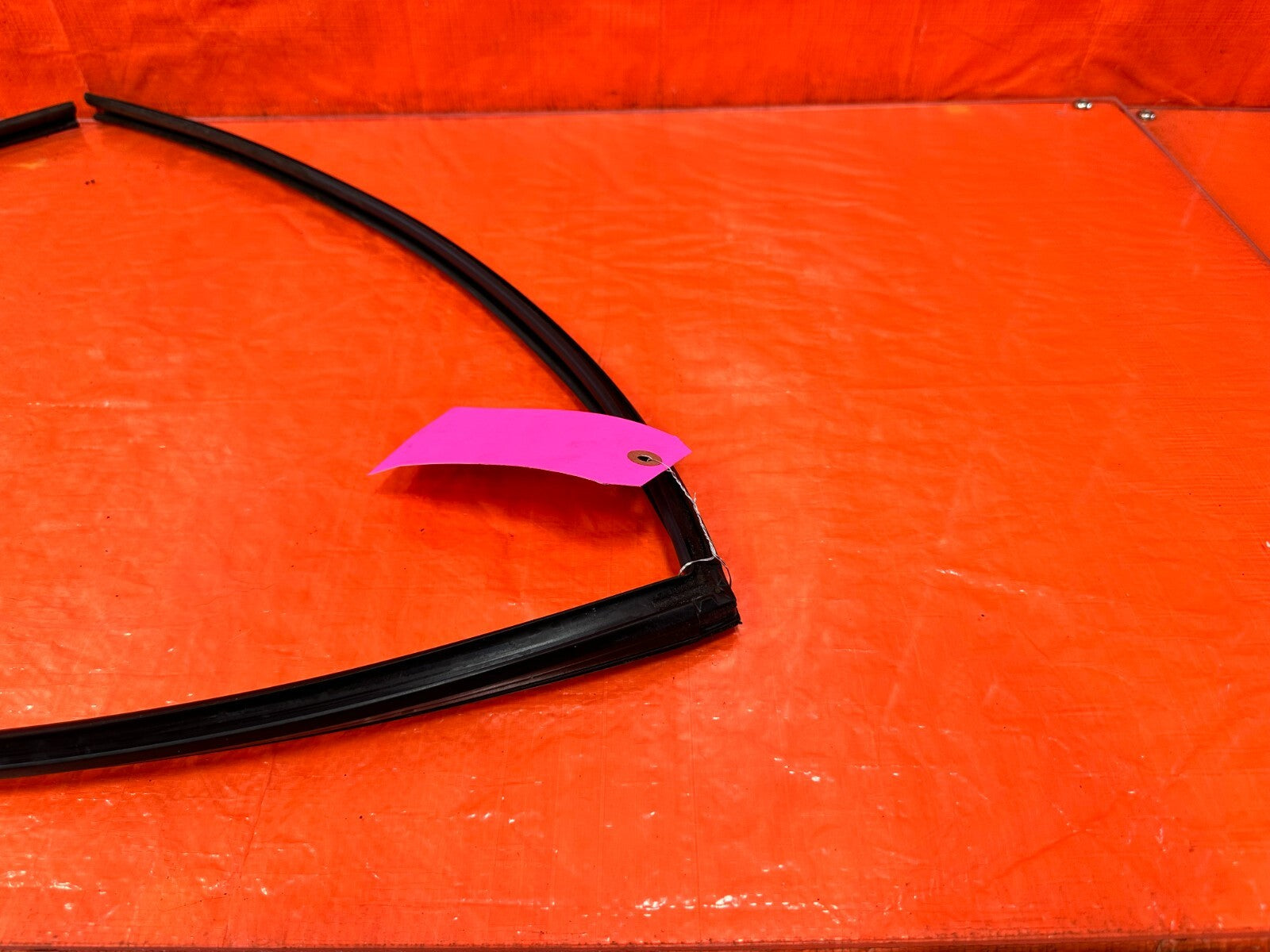 06 11 CIVIC 4D SEDAN   PASSENGER RIGHT REAR WEATHER STRIP RUN CHANNEL OEM #27011