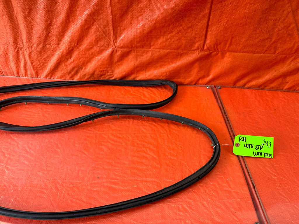 88 91 HONDA CRX   PASSENGER RIGHT FRONT   WEATHER STRIP TRIM SEAL GASKET OEM 2434