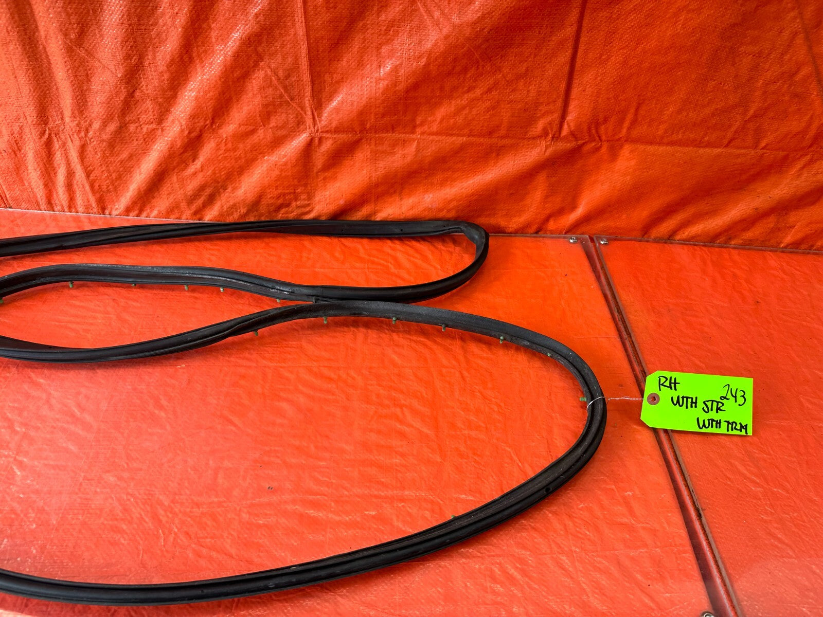 88 91 HONDA CRX   PASSENGER RIGHT FRONT   WEATHER STRIP TRIM SEAL GASKET OEM 2434