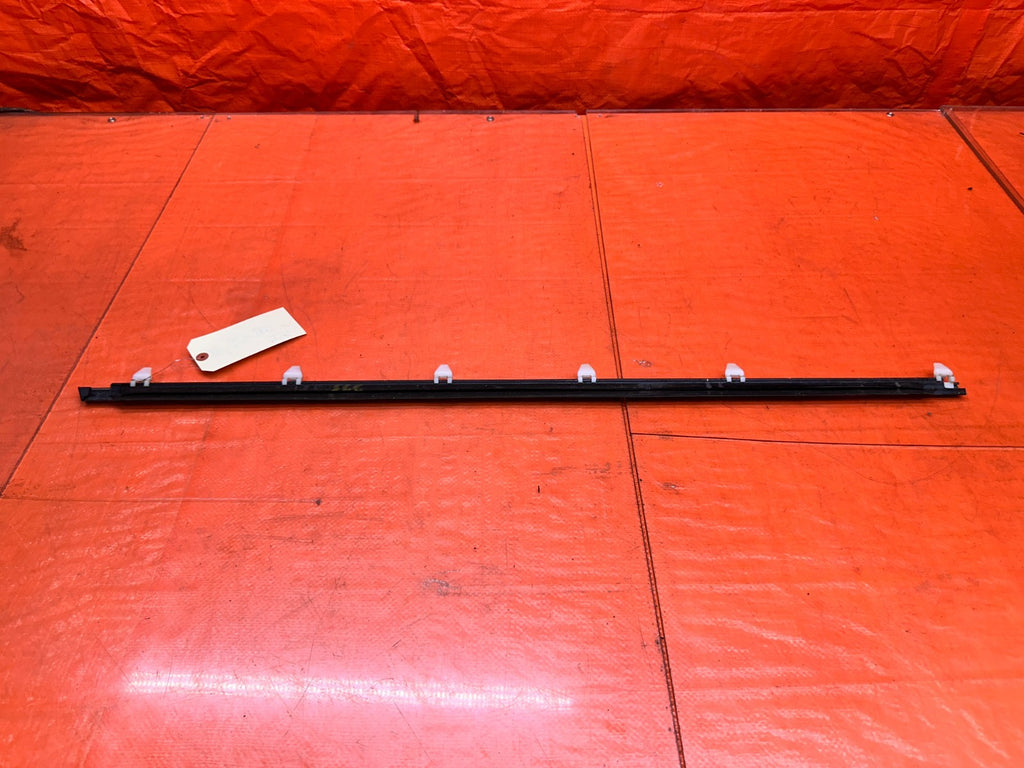 97 01 HONDA PRELUDE 2.2L PASSENGER RIGHT DOOR WINDOW GLASS TRIM MOLDING OEM #3357