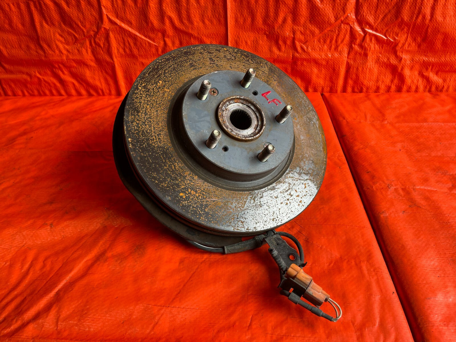 02 04 HONDA CR V CRV   4WD MODEL ONLY   DRIVER LEFT FRONT SPINDLE KNUCKLE HUB OE7