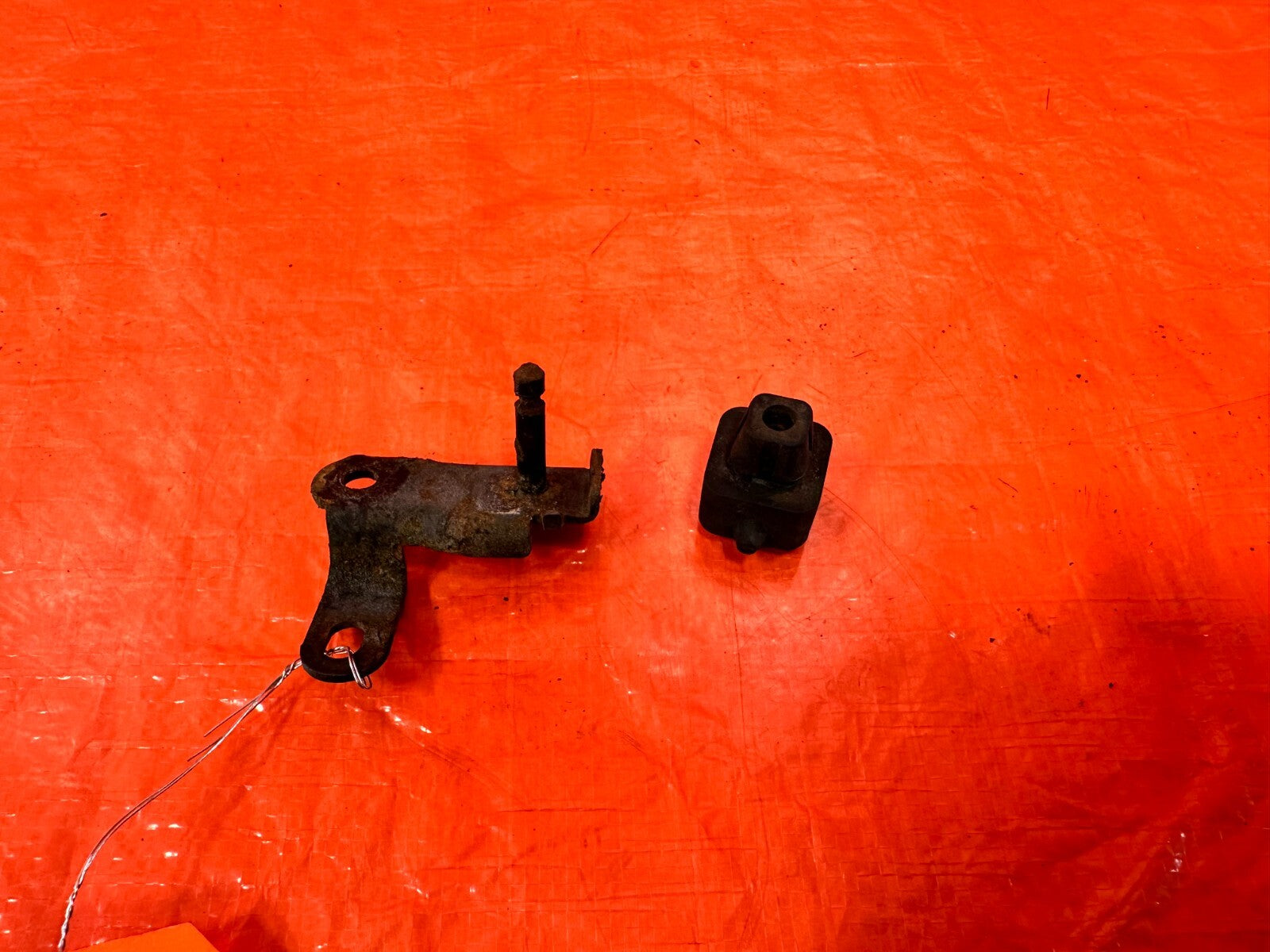 1992 92 LEXUS SC300   SMALL MOUNTING BRACKET   OEM FACTORY #2767