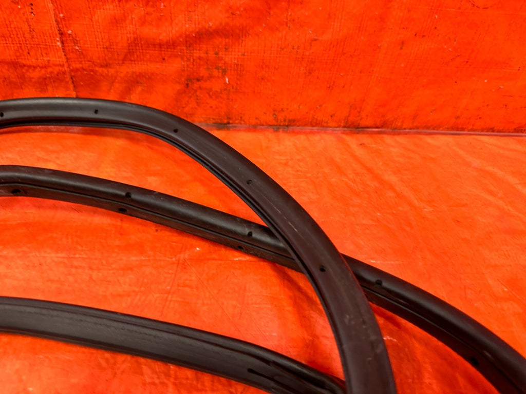 96 00 HONDA CIVIC SEDAN RIGHT FRONT WEATHER STRIP TRIM SEAL GASKET 2979