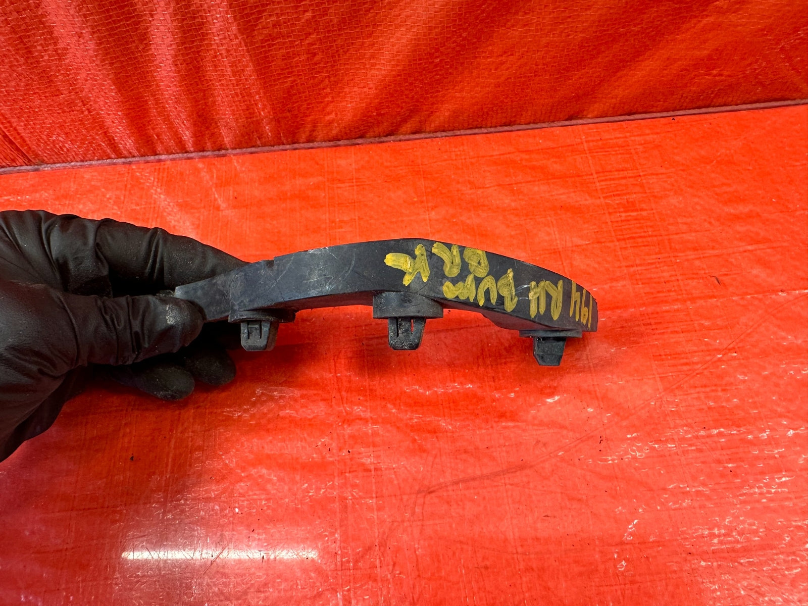 06 11 HONDA CIVIC   RIGHT FRONT   FENDER RETAINER CLIP BRACKET   OEM #1945