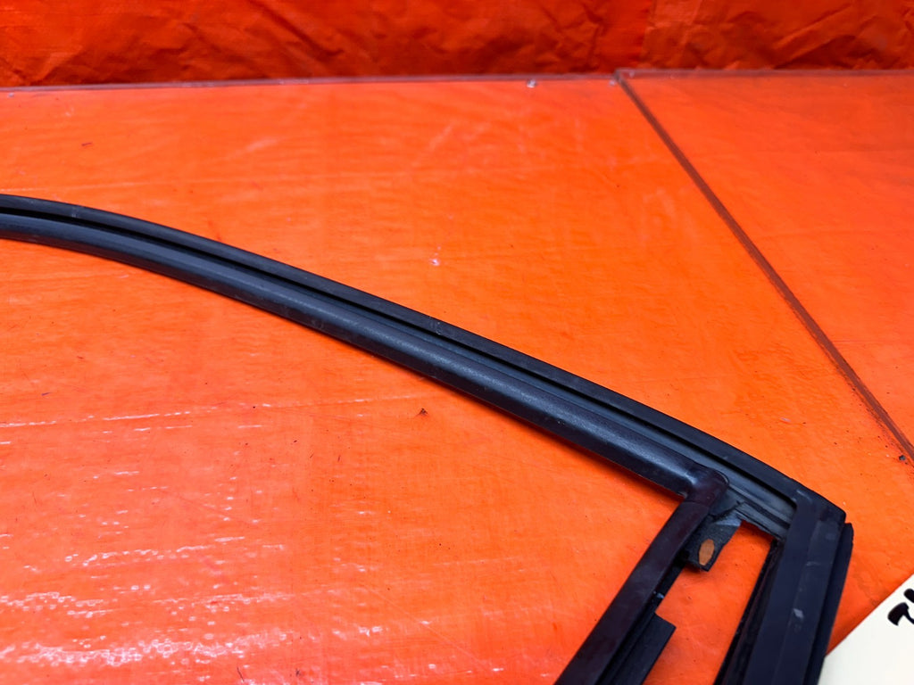 94 01 ACURA INTEGRA 2D LEFT DRIVER DOOR WINDOW RUN CHANNEL SEAL OEM #3316