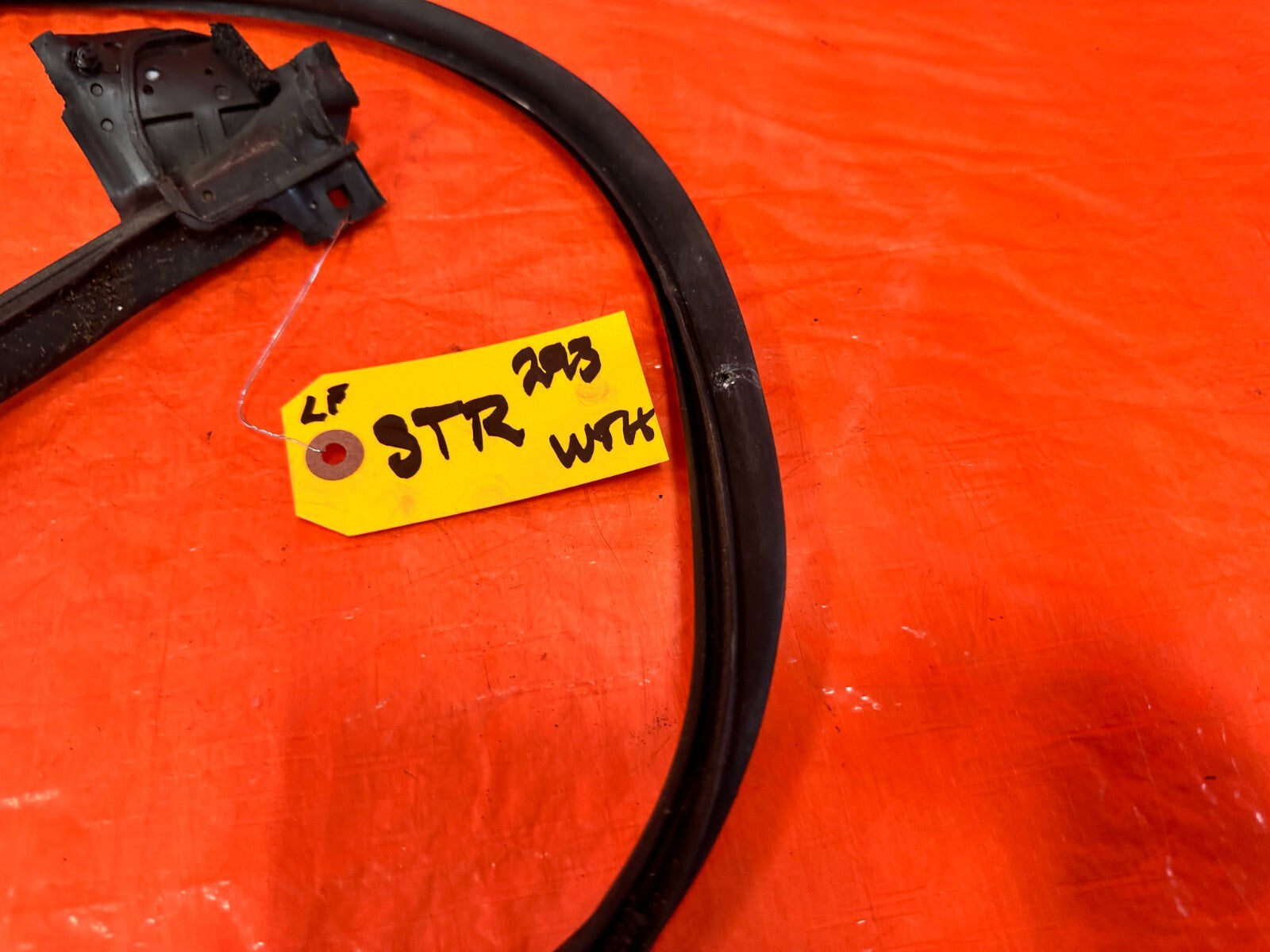 FRS BRZ & 86   DRIVER LEFT   LOWER DOOR MOUNTED WEATHER STRIP RUBBER GASKET 2934