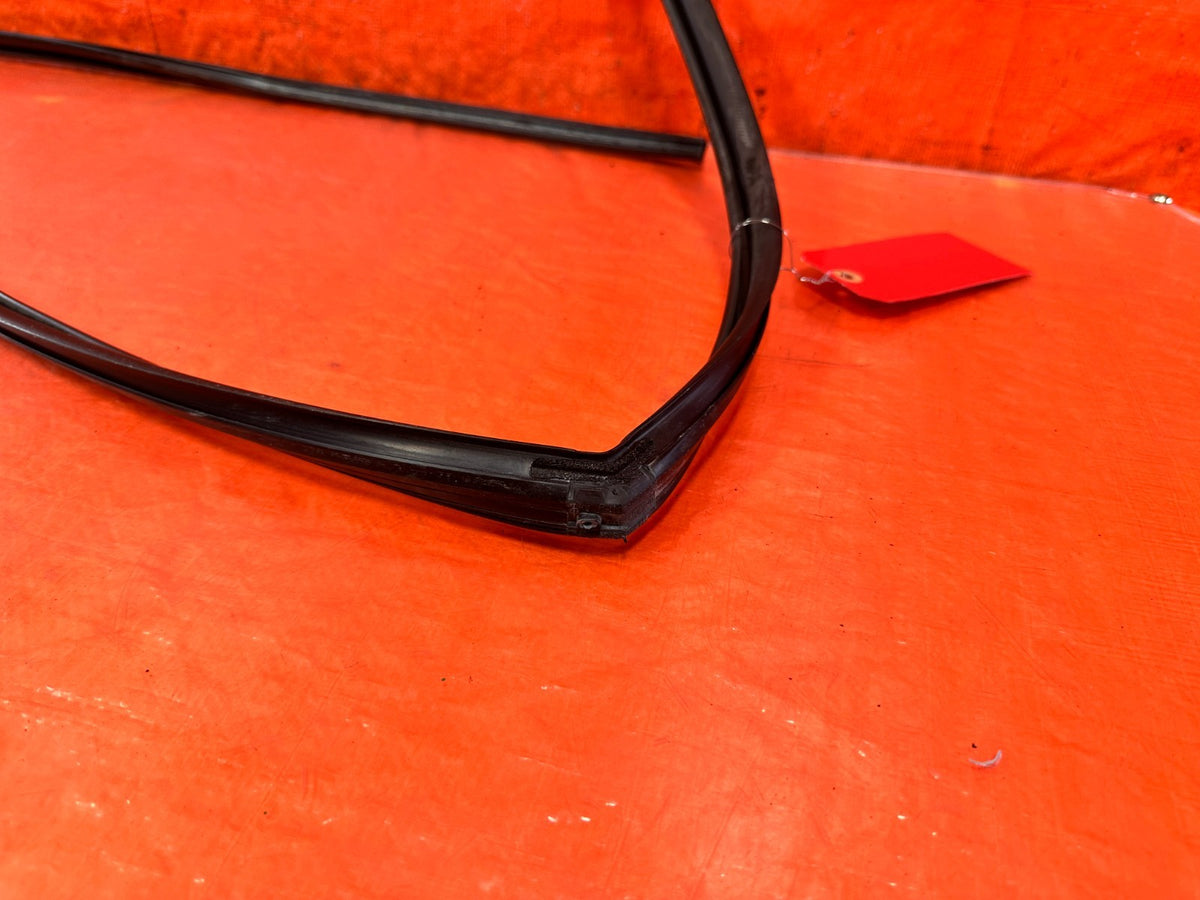 06-11 CIVIC 4D SEDAN - PASSENGER RIGHT FRONT WEATHER STRIP RUN CHANNEL OEM #3075