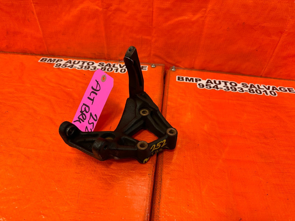 93 01 HONDA PRELUDE   H22 ENGINE MODELS ONLY   ALTERNATOR BRACKET   OEM #2520