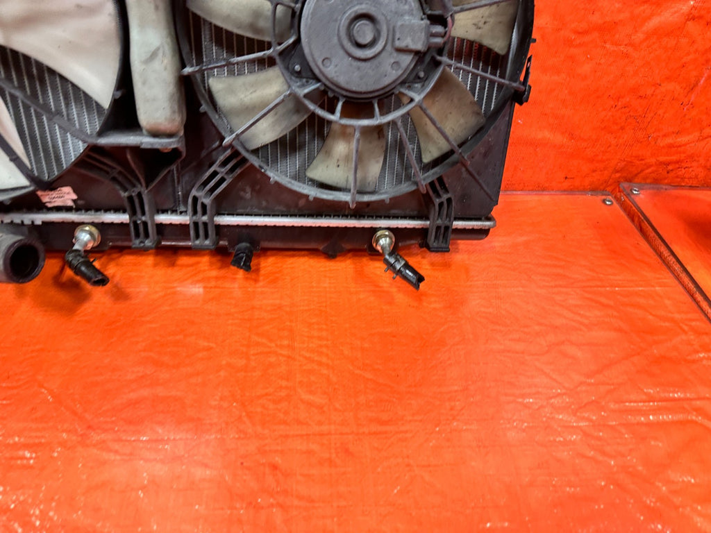 04 05 ACURA TSX   AUTOMATIC RADIATOR WITH BOTH COOLING FANS AND TANK OEM #3224