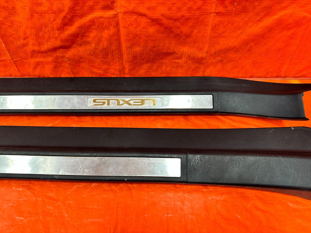 02 05 LEXUS SC430   LEFT AND RIGHT FLOOR PILLARS SCUFF PLATE SET   BLACK OEM 2882
