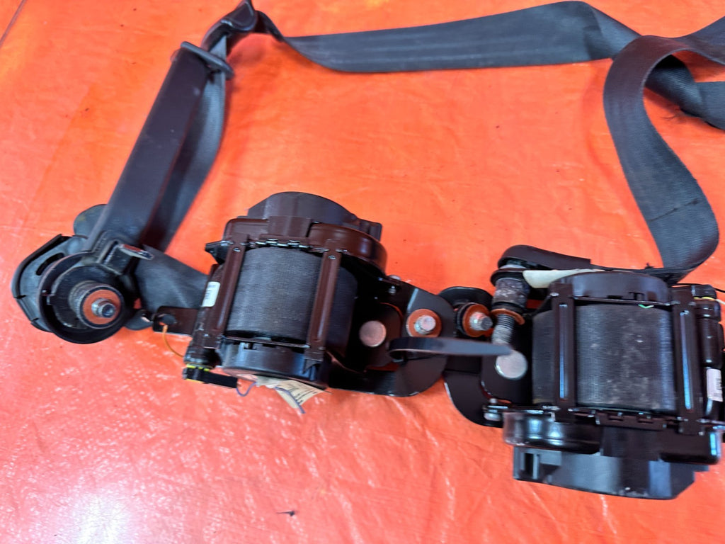 10 16 HYUNDAI GENESIS COUPE   LEFT & RIGHT FRONT SEAT BELTS   BLACK   OEM #3187