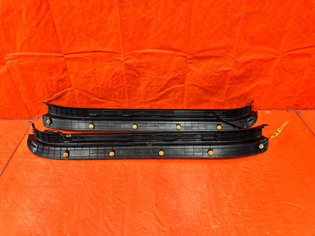02 05 LEXUS SC430   LEFT AND RIGHT FLOOR PILLARS SCUFF PLATE SET   BLACK OEM 2885