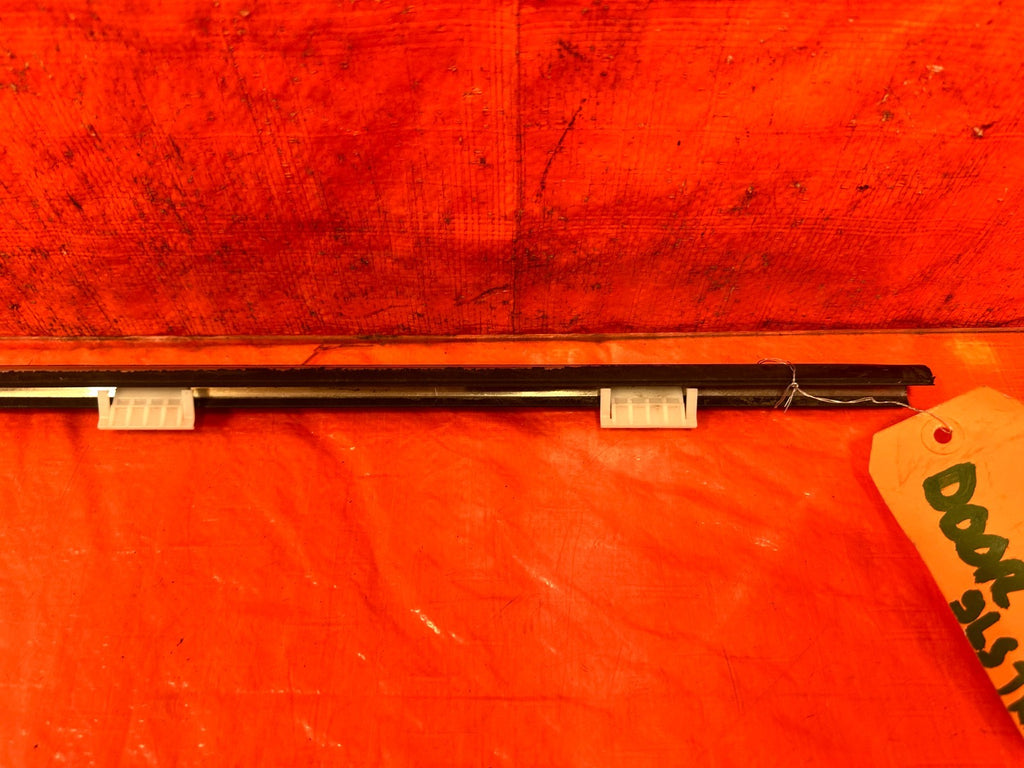 02 05 HONDA CIVIC SI EP3 HATCH   RIGHT FRONT EXTERIOR WINDOW GLASS TRIM OEM #2132