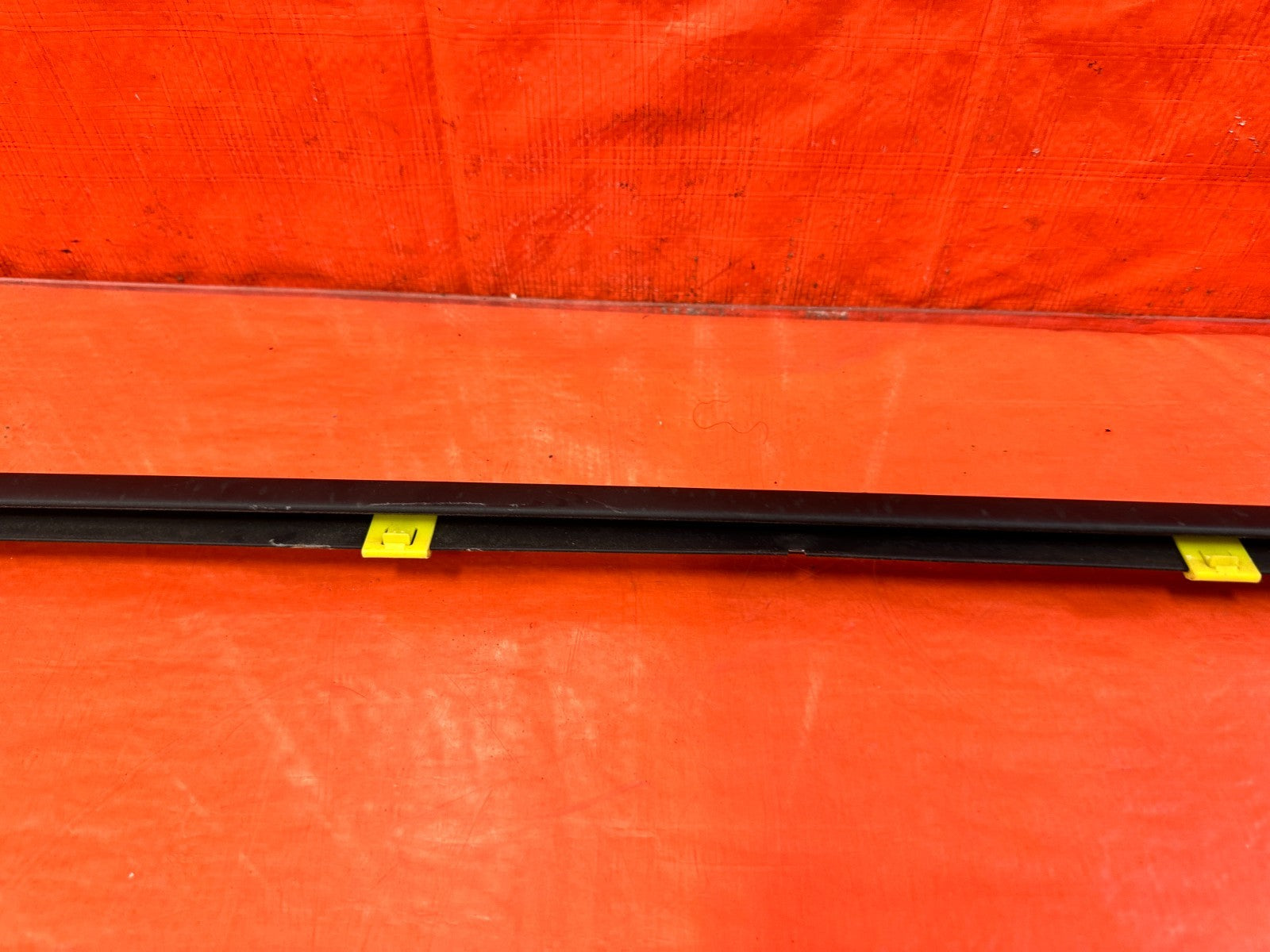 10 16 HYUNDAI GENESIS COUPE   PASSENGER RIGHT EXTERIOR WINDOW GLASS TRIM OEM 2994