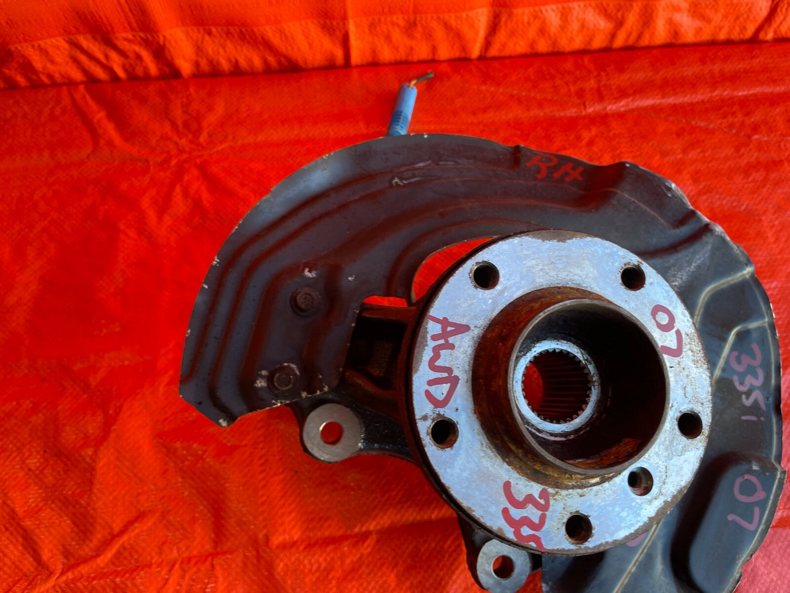 07 13 BMW 335i   AWD MODELS ONLY   PASSENGER RIGHT FRONT   SPINDLE KNUCKLE HUB6