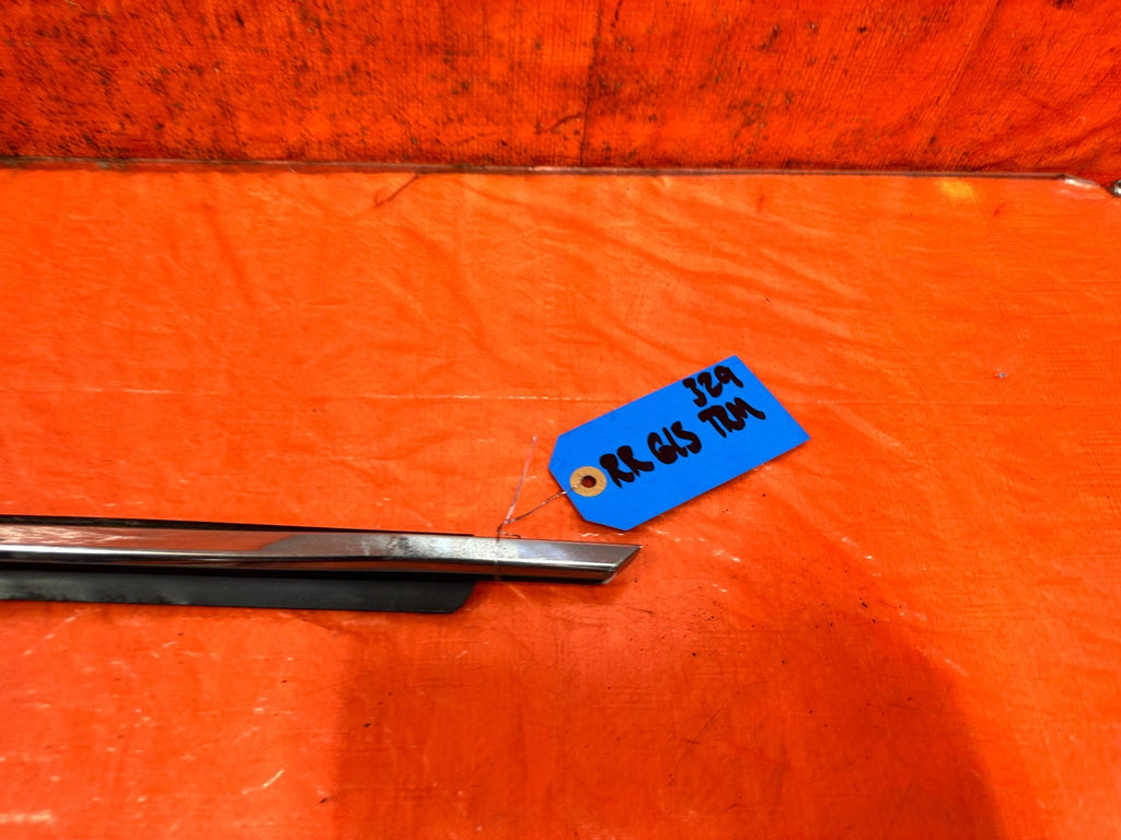 09 15 INFINITI G37 CONVERTIBLE   RIGHT REAR EXTERIOR WINDOW GLASS TRIM   OEM 3291