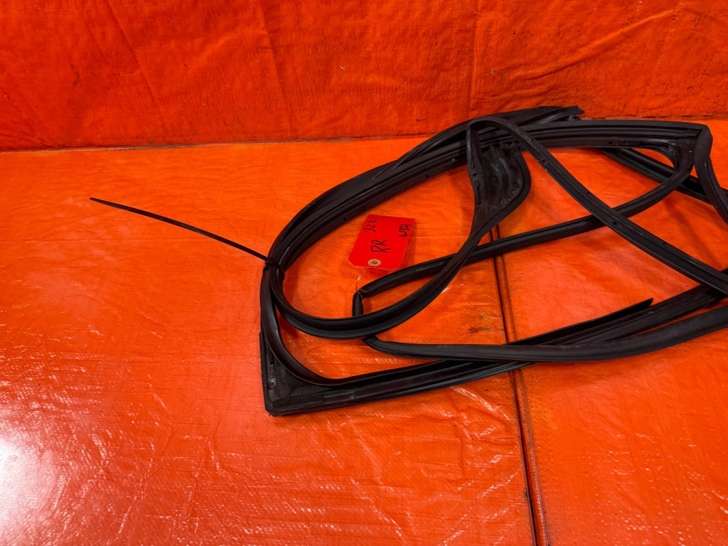 04 08 ACURA TSX   RIGHT REAR   WEATHER STRIP & RUN CHANNEL OEM 3226