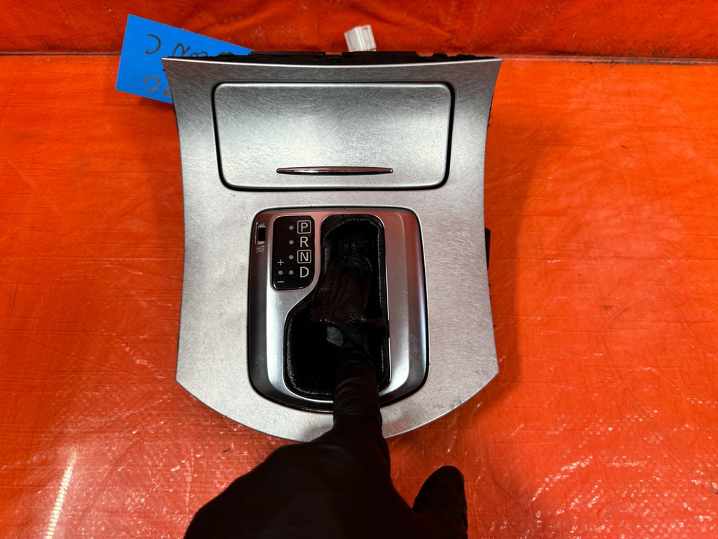 08 09 INFINITI G37 2D COUPE   AUTOMATIC SHIFTER TRIM AND BOOT   OEM 3205