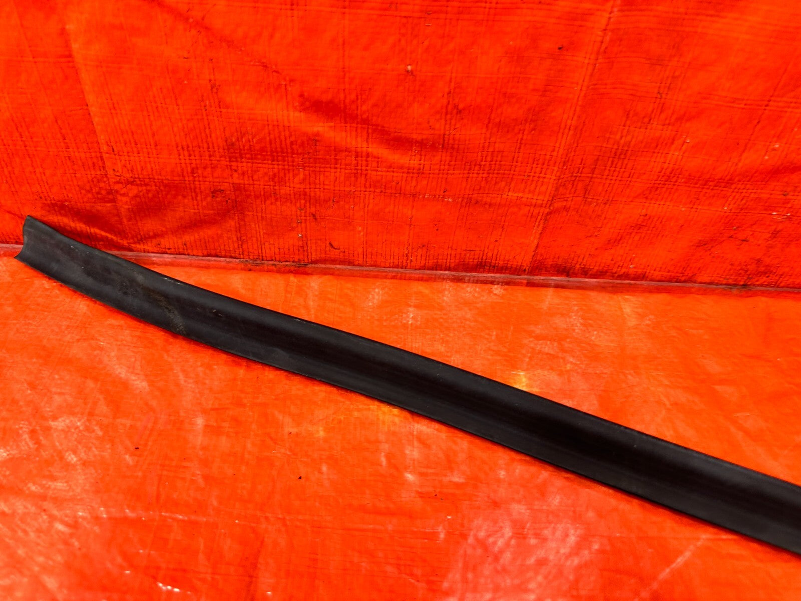 02 06 ACURA RSX   PASSENGER RIGHT FRONT DOOR GLASS SUB SEAL   OEM #28015