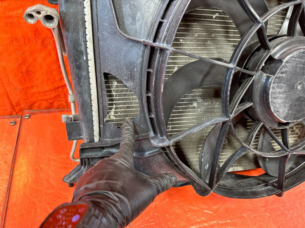 HYUNDAI GENESIS COUPE RADIATOR TANK COOLING FANS & CONDENSER  LITE DAMAGE 31813