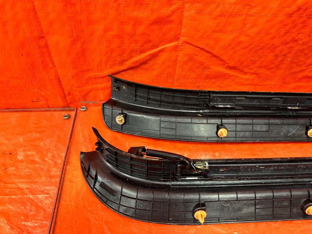 02 05 LEXUS SC430   LEFT AND RIGHT FLOOR PILLARS SCUFF PLATE SET   BLACK OEM 2889