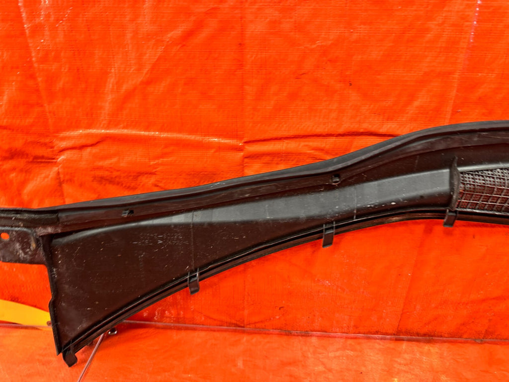 02 10 LEXUS SC430   WINDSHIELD WIPER COWL TRIM PLASTIC   OEM FACTORY #28813