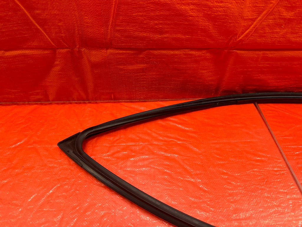 04 08 ACURA TSX   PASSENGER RIGHT FRONT WINDOW GLASS RUN CHANNEL   OEM #20919