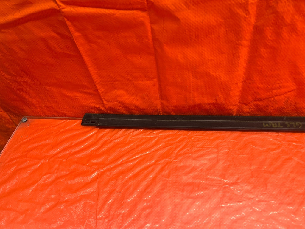 08 15 INFINITI G37 & Q60   RIGHT FRONT FRONT EXTERIOR WINDOW GLASS TRIM OEM #16912