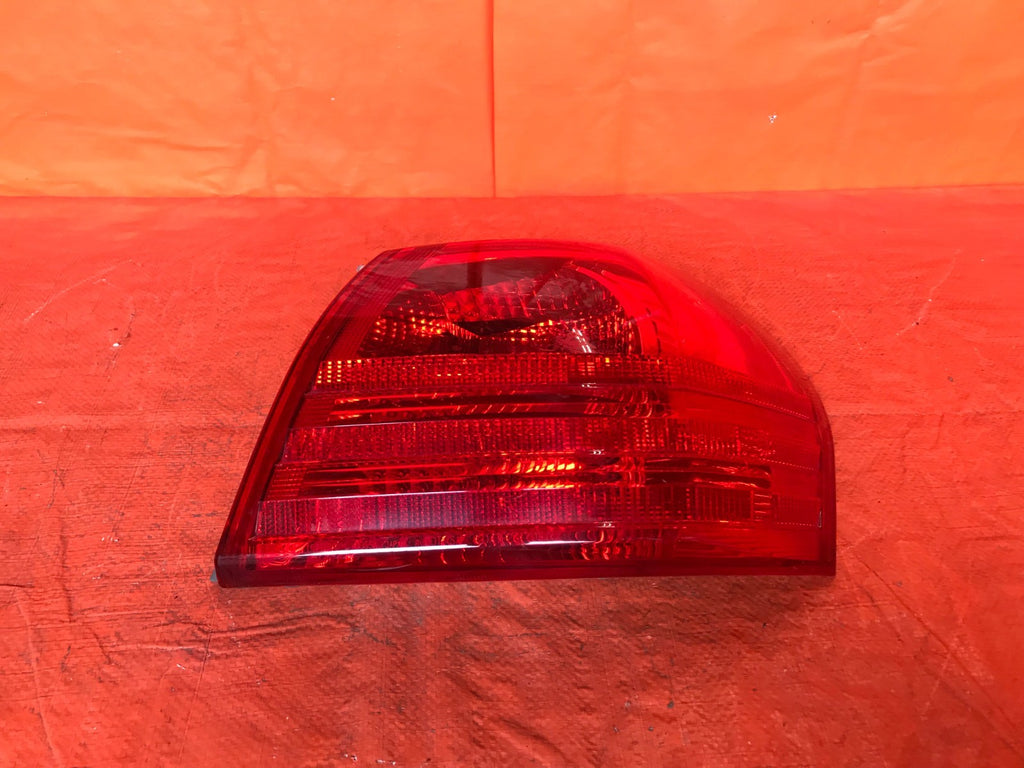 OEM 2008 2009 2010 2011 2012 NISSAN ROGUE PASSENGER RIGHT  OUTER TAIL LIGHT LAMP0