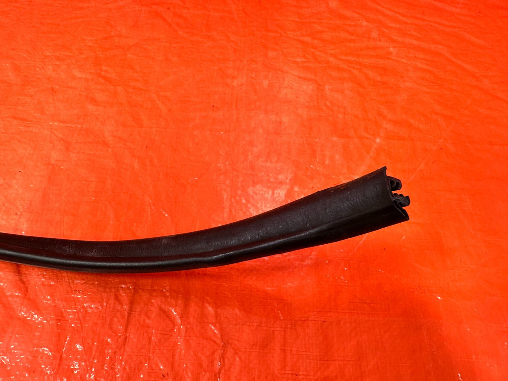 92 96 HONDA PRELUDE   CHASSIS TO DOOR OPEN TRIM RUBBER STRIP RIGHT FRONT OEM 2735