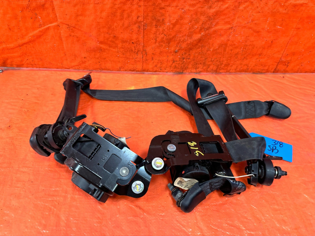 10 16 HYUNDAI GENESIS COUPE   LEFT & RIGHT FRONT SEAT BELTS   BLACK   OEM #31814