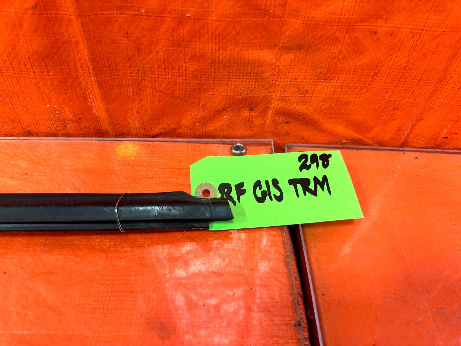 03 07 INFINITI G35 COUPE   PASSENGER RIGHT EXTERIOR WINDOW GLASS TRIM   OEM 2981