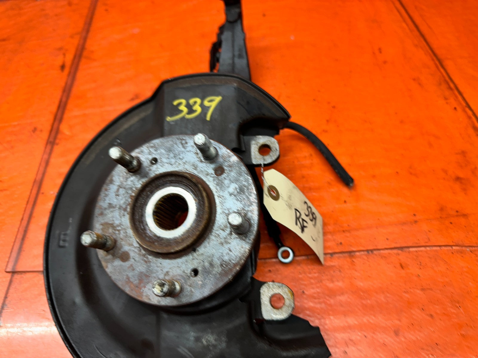 04-05 ACURA TSX 2.4L FRONT RIGHT PASSENGER SPINDLE KNUCKLE HUB OEM #3399