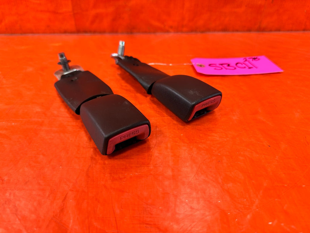 09 15 INFINITI G37 CONVERTIBLE   LEFT AND RIGHT REAR SEAT BELT CLIPS BUCKLES OEM1