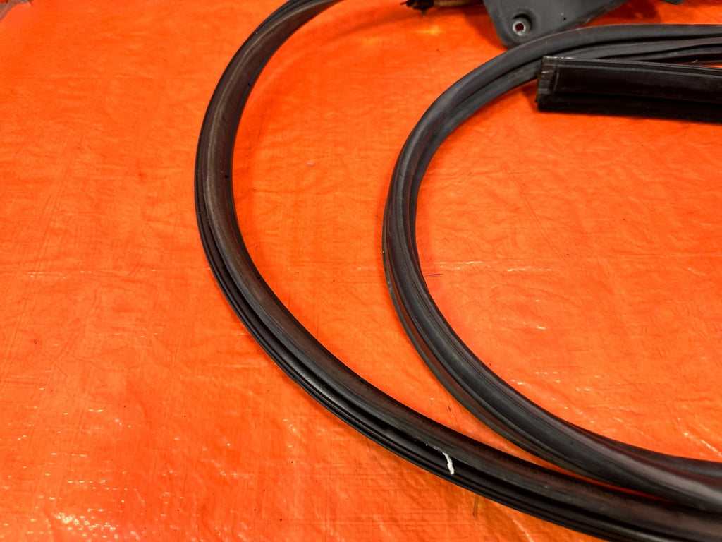 09 15 INFINITI G37 CONVERTIBLE REAR CONVERTIBLE TOP WEATHER STRIP RUBBER GASKET5